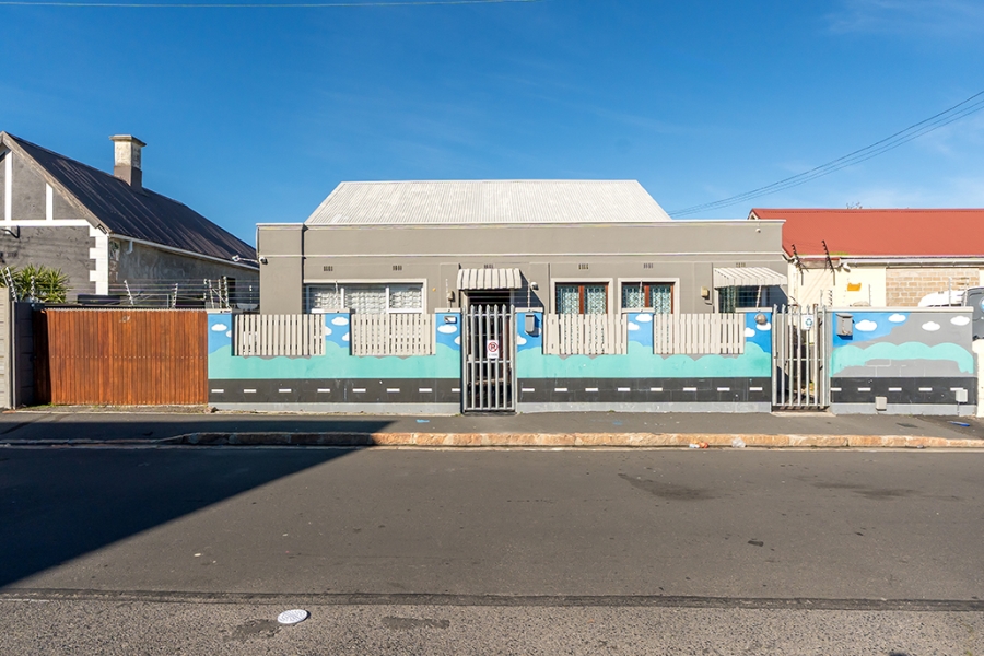 5 Bedroom Property for Sale in Wynberg Upper Western Cape
